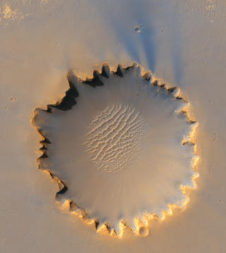 VICTORIA-KRATERET: Dette spektakul�re krateret er fotografert fra sonden Mars Reconnaissance Orbiter, som har et superkamera om bord. Dersom en zoomer inn p� dette bildet kan en faktisk se marsbilen Spirit og dens hjulspor. Foto: NASA
