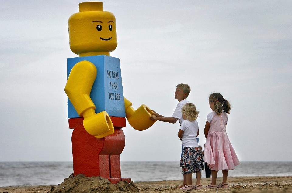 HAR DET BEST: Nederlandske barn har det best, viser ny rapport. Kanskje ikke rart at denne figuren dukket opp og spredte forundring og barneglede p� stranda i Zandvoort i august 2007.  Foto: REUTERS/Marco de Swart/SCANPIX