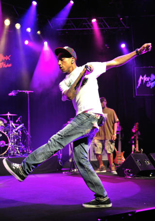 RISTER P� ROCKEFOTEN: Pharrell Williams i storslag. Foto: AFP PHOTO / FABRICE COFFRINI