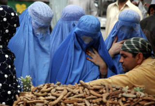 P� FRAMMARSJ: Dette bildet datert 15. april viser pakistanske kvinner p� gr�nnsaksmarkedet i Peshawar. Taliban og islamistiske krefter er p� frammarsj i Pakistan. Foto: AP Photo/Mohammad Sajjad/SCANPIX