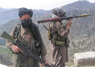 AGGRESSIVT: Taliban-medlemmer p� en utkikkspost i Swat-dalen tidligere denne m�neden. Taliban hadde da g�tt inn i landsbyen Sultanwas og brent TV-er, bilder og DVD-er. Foto: EPA/RASHID IQBAL/SCANPIX