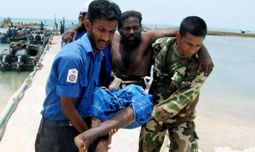 SKADDE: P� dette bildet frigitt av den srilankiske h�ren evakueres en skadd tamil. Foto: AFP/HO/SRI LANKA NAVY/SCANPIX