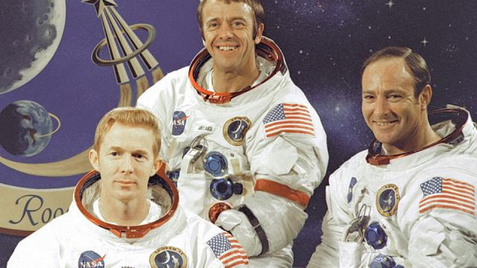 P� BES�K: I 1971 var Ed Mitchell (t.h) det sjette menneske som gjestet m�nen. Her sammen med kollegene p� Apollo 14, Stuart A. Roosa (t.v) og sjefen Alan B. Shepard. Foto: NASA