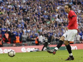 S�VNIG: BBCs kommentator mener Berbatov s� ut som han �var i fare for � duppe av p� vei fram for � ta sitt forferdelige straffespark p� Wembley�. Foto: SCANPIX/REUTERS/Darren Staples