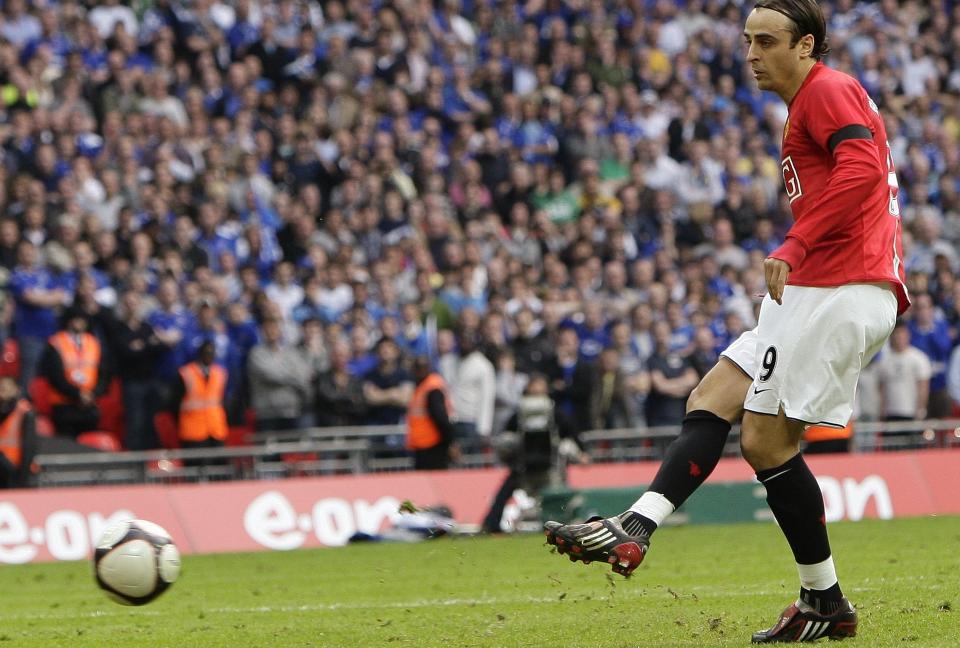 MISS: Dimitar Berbatov var kanskje nerv�s foran sitt bidrag i straffesparkkonkurransen mot Everton i helga, prestasjonen var i det minste av det slappe slaget. Foto: SCANPIX/REUTERS/Darren Staples