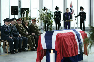 MINNESERMONI: Stasjonsprest fra �rland hovedflystasjon Major Sverre Stai holdt minnetalen i hangaren p� Gardermoen hvor b�remottakelsen fant sted tirsdag.
Foto: Torbj�rn Kjosvold/Forsvaret/SCANPIX