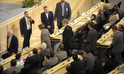 FORLOT SALEN: Flere delegater forlot salen under Ahmadinejads tale, da han begynte � kalle Israel for et rasistisk regime. Foto: EPA/SCANPIX