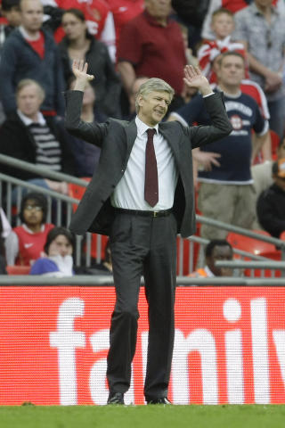 �YNER MULIGHETEN: Arsenal-manager Arsene Wenger har fortsatt ikke gitt opp Premier League, selv om Champions League-suksess kan virke mer sannsynlig for �yeblikket. Foto: SCANPIX/AP/Matt Dunham