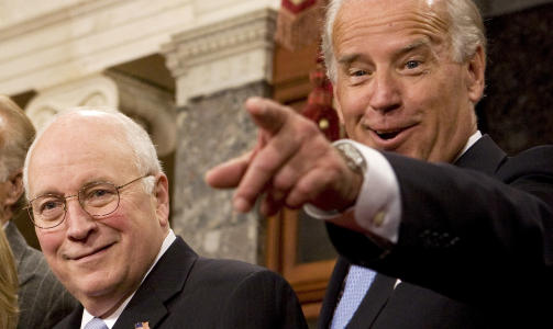 VIL HA DOKUMENTER: Dick Cheney, her sammen med n�v�rende visepresident Jo Biden, da sistnevnte tok over Cheneys kontor. Foto: REUTERS/Larry Downing/Scanpix
