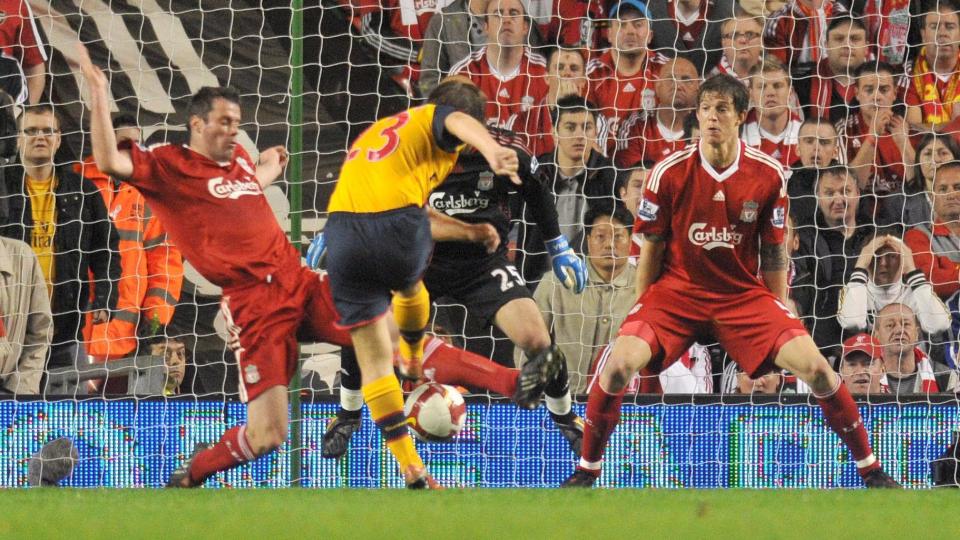 PANG, PANG, PANG, PANG: Fire ganger holdt Andrej Arsjavin pekefingeren over leppene etter scoring mot Liverpool i kveld. Dette er russerens tredje, som smalt inn via m�lvakt Reina. Foto: SCANPIX/EPA/NICK WILKINSON.