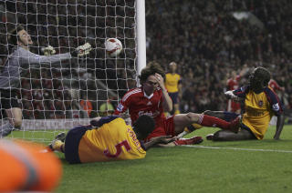 WUPS: Yossi Benayouns to scoringer var kanskje ikke like vakre som et par av Arsjavins, men de teller like mye. Helst ville nok Liverpools hardtarbeidende midtbanemann hatt bare ett til i kveld. Foto: SCANPIX/AP/Paul Thomas