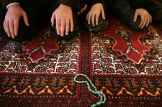 BØNNESTUND: Vil de konservative muslimene dominere i Norge i fremtiden, eller er det sannsynlig at integrasjonen fortsetter i positiv retning og religion blir en privatsak? Foto: REUTERS/Damir Sagolj BØNNESTUND: Vil de konservative muslimene dominere i Norge i fremtiden, eller er det sannsynlig at integrasjonen fortsetter i positiv retning og religion blir en privatsak? Foto: REUTERS/Damir Sagolj