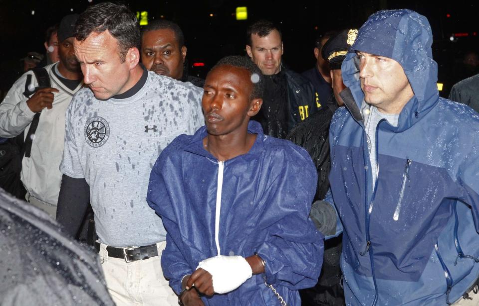 PIRATTATT: En f�deral domstol fastsl�r at den pirattiltalte Abdiwali Abdiqadir Muse fra Somalia er 18 �r. Han kan dermed stilles for retten som myndig, og risikerer n� livsvarig fengsel. Her ankommer han New York i lenker, med en bandasjer etter at han ble stukket av en spiss gjenstand under det mislykka kapringsfors�ket. Foto: SCANPIX