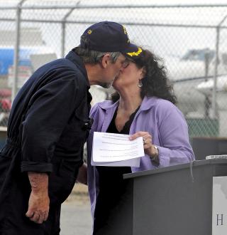OVERLEVDE: Kaptein Richard Phillips ble holdt som gissel av v�pna kaprere i fem dager. Her er han gjenforent med kona Andrea. Foto: SCANPIX/EPA/ED WOLFSTEIN