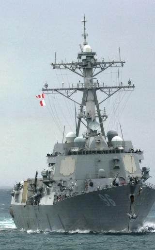 HVITT FLAGG? Den pirattiltalte kapreren var om bord den amerikanske destroyeren USS Bainbridge, angivelig for � forhandle, da Navy Seals drepte de �vrige kaprerne. Foto: Scanpix/REUTERS/Antony Njuguna