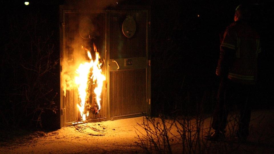 BRANN: Fem containere ble i natt p�satt innen et lite omr�de p� Tveita i Oslo. Store politistyrker jakter etter gjerningsperson. Foto: Svein Gustav Wilhelmsen