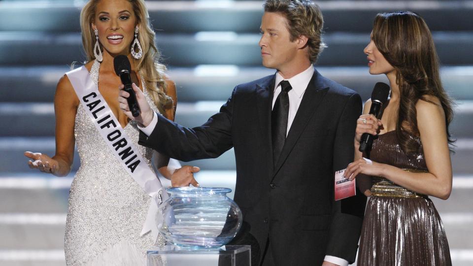 VAR FAVORITT TIL � BLI MISS USA:  Miss California, Carrie Prejean, var favoritt til � krones Miss USA helt til hun erkl�rte at hun var imot homoekteskap. N� innr�mmer arrang�rene bak Miss California-konkurransen at de ordnet med og betalte for silikonimplantater for Prejean, bare uker f�r hun skulle stille opp i Miss USA. Foto: Scanpix.