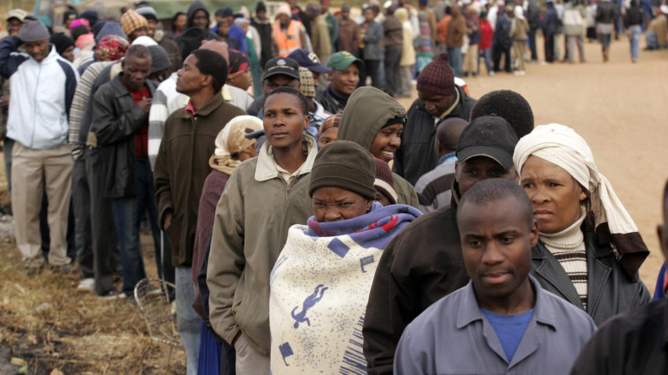 T�LMODIGE: Mer enn 23 millioner innbyggere i S�r-Afrika er registrerte velgere til valget i dag. Her st�r velgere i Soweto i en av de sv�rt lange k�ene foran valglokalene. Foto: Themba Hadebe/Scanpix