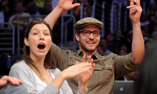 IVRIGE FANS: Som s� mange andre kjendiser st�tter Biel og Timberlake L.A Lakers.   EPA/ANDREW GOMBERT CORBIS OUT