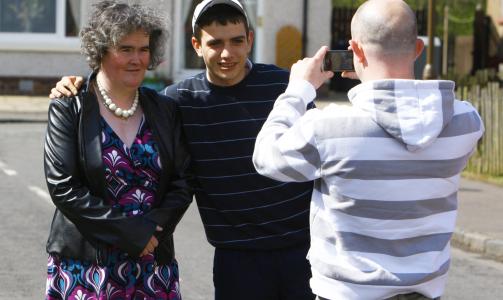 M�TER FANS: Susan Boyle stiller villig opp p� bilder sammen med fans. Foto: REUTERS/David Moir