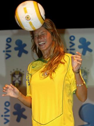 KAN BRUKE HODET OGS�: If�lge Forbes er Gisele modelllen som tjener best. Foto: EPA/Caetano Barreira
