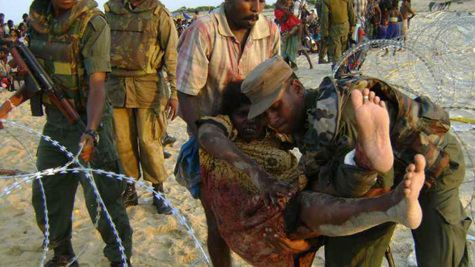 TITUSENVIS P� FLUKT: Dette bildet frigitt av den srilankiske h�ren viser en av de titusenvis av sivile som har flyktet fra den tamilskontrollerte sonen, der kamphandlingene p�g�r. Foto: REUTERS/Sri Lankan Government/SCANPIX Foto: AFP PHOTO/SCANPIX