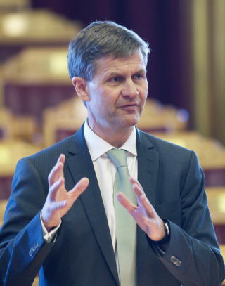 POSITIV: Milj�- og utviklingsminister Erik Solheim mener lovforslaget ikke er strengt nok, men han er likevel positiv til vedtaket i Representantenes hus. 
Foto: Morten Holm / SCANPIX
