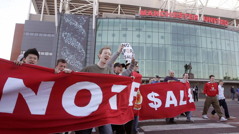 FRYKTET DET VERSTE: Helt siden Malcolm Glazers begynnende oppkj�p av Manchester United har supporterne fryktet det verste. N� setter klubben opp prisene p� sesongkort f�r enste sesong, forel�pig som eneste klubb i Premier League.Foto: REUTERS/Ian Hodgson