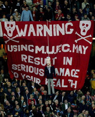 TRUET: Allerede i 2004 valgte United-fansen � advare Malcolm Glazer p� denne m�ten.Foto: REUTERS/Darren Staples