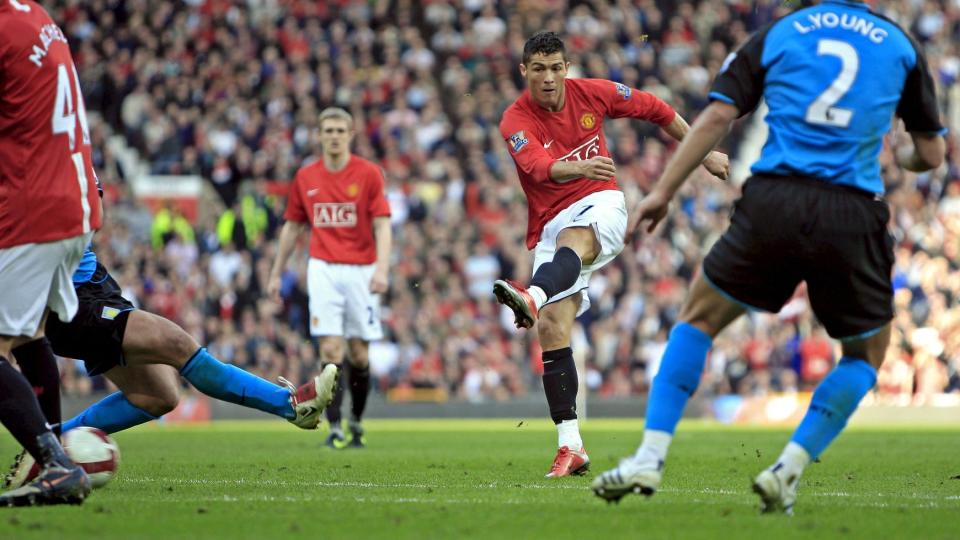 HJEMME BEST: Manchester United har den suverent st�rste poenggevinsten i snitt p� hjemmebane de siste tre Premier League-sesongene. Cristiano Ronaldo har vist en helt annen effektivitet hjemme enn borte denne sesongen. Her scorer han mot Aston Villa p� Old Trafford. Foto: Magi Haroun, EPA/Scanpix