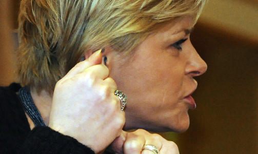H�NDVASK: - Det m� ryddes opp, og det m� gj�res hurtig. Regjeringen kan ikke vaske hendene sine av denne saken, slik jeg har opplevd at de gj�r, mener Frp-leder Siv Jensen.
Foto: Marit Hommedal / SCANPIX