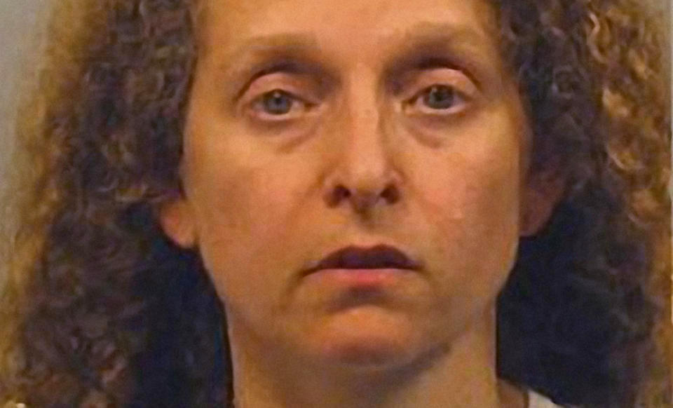 SOM SAGT S� GJORT:  Mamma Madlyn Primoff fra Scarsdale, New York i USA, fikk nok av barnas krangling i baksetet og kastet d�trene p� 10 go 12 �r ut av bilen s�ndag kveld. Selv havnet hun i arresten.  Foto: SCANPIX/AP Photo/White Plains Police Department