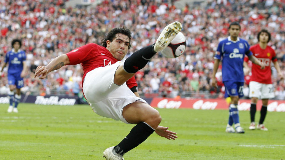 P� KLUBBJAKT: Carlos Tevez har bare kontrakt med Manchester United fram til sommeren, og vurderer n� � skifte beite. Foto: AFP
