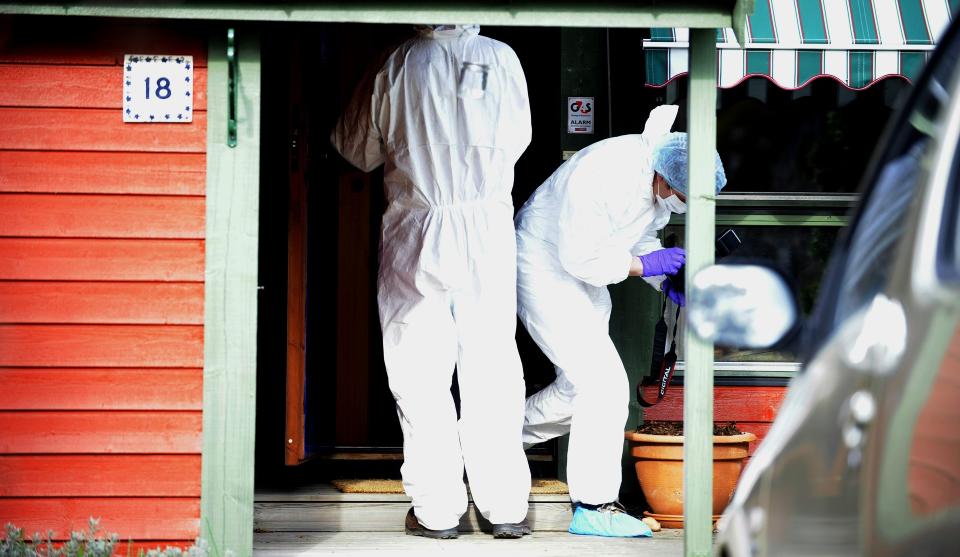 �STEDET:  Kriminalteknikere fra politiet unders�ker stedet der en kvinne i 50-�rene ble funnet drept i 13-tiden i dag. Foto: THOMAS RASMUS SKAUG/dagbladet