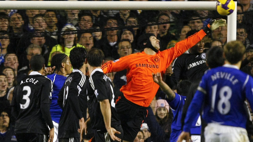 M�TES P� STAMFORD BRIDGE: Chelseas Petr Cech stoppet dette Everton-fors�ket i desember. I kveld g�r Chelsea for sin 22 kamp uten tap for Everton. Foto: SCANPIX/REUTERS/Phil Noble