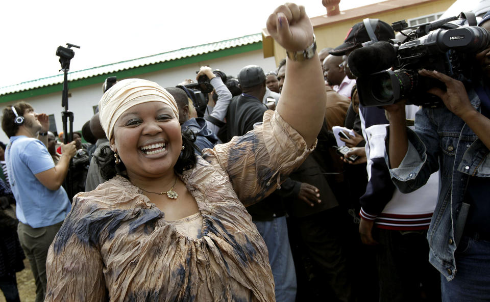 F�RSTEKONE: ANC-leder Jacob Zuma snakker med pressen etter � ha avgitt sin stemme i onsdagens valg. At han blir S�r-Afrikas neste president, er det ingen som tviler p�. Men sp�rsm�let er hvem av sine to koner han velger som landets nye f�rstedame. Dette er hans nyeste og yngste kone, Nompumelelo Ntuli  Foto: AP Photo/Jerome Delay/SCANPIX