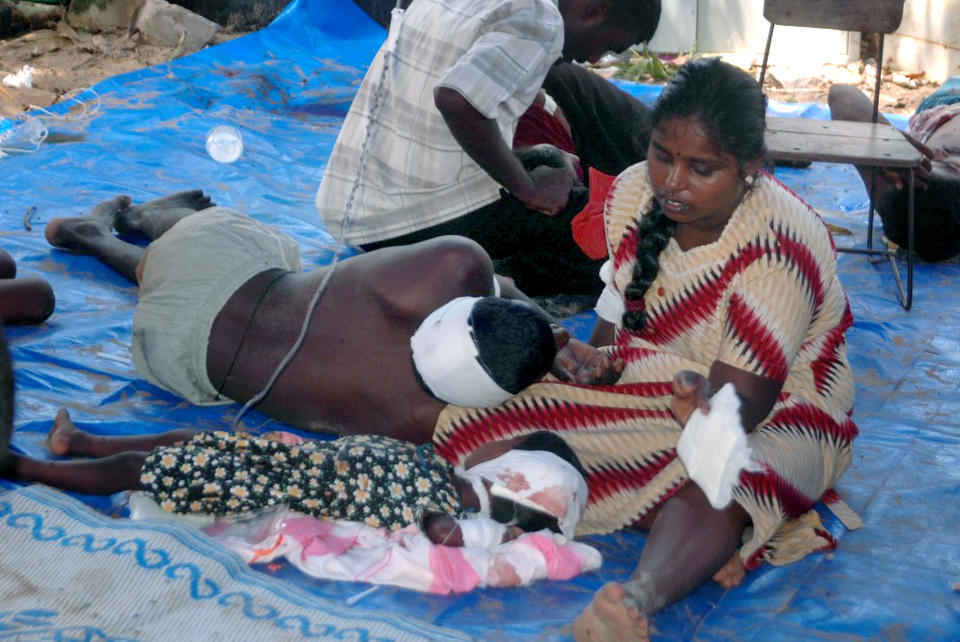 SKADDE SIVILE: Det meste av informasjon og bildemateriale fra krigssonen er sensurert enten frigitt av LTTE eller regjeringsstyrkene. Dette bildet, offentliggjort av organisasjonen Mercy mission for Vanni, viser det som skal v�re skadde sivile i omr�det. Foto: AFP PHOTO/MERCY MISSION FOR VANNI/SCANPIX
