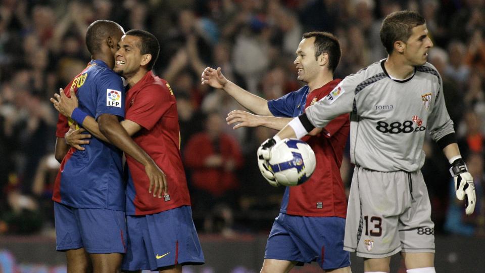 IMPONERTE IGJEN: Sevilla-keeper Javi Baras m�tte hente ballen i nettet fire ganger p� grunn av Barcelonas (fra h�yre) Andres Iniesta, Dani Alves og Samuel Eto'o p� Camp Nou i g�r kveld. Foto: SCANPIX/AP/ David Ramos