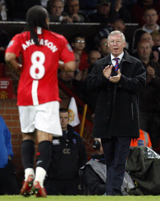 IKKE FORN�YD: Manager Alex Ferguson advarer United-spillerne mot � ta foten av gasspedalen i ligainnspurten. Foto: SCANPIX/AP/Jon Super