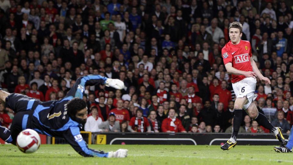 LETTELSEN: F�rst da Michael Carrick satte denne forbi David James med ti minutter igjen p� klokka kunne manager Alex Ferguson slappe av p� sidelinja.   Foto:SCANPIX/REUTERS/Darren Staples