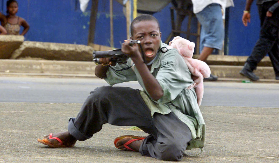 BARNESOLDAT: Barnesoldaten p� dette bildet, fra Monrovia 27. juni 2003, kjempet for Liberias president Charles Taylor da han tok kontroll over byen. Foto: AFP/SCANPIX