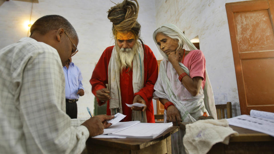 STEMMER: Over 750 millioner mennesker kan avgi stemme under valget i India. Her stemmer en hinduistisk hellig mann i Ayodhya. Foto: SCANPIX
