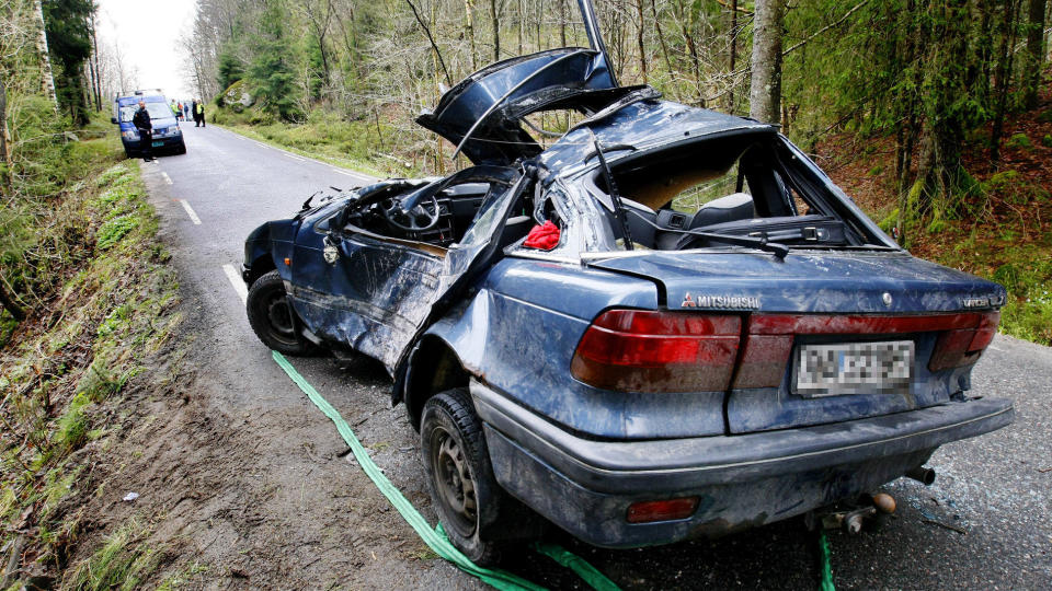POLITJAKT:En politipatruljen fors�kte � stanse fluktbilen ved � gjennomf�re en s�kalt torpedering med tjenestebilen. Kallerud skriver at han har festet seg ved at dette ikke ble forelagt operasjonsleder, og at politibilen ble kj�rt av en politiskolestudent. (FOTO: Tore Andre Baardsen - F�drelandsvennen)