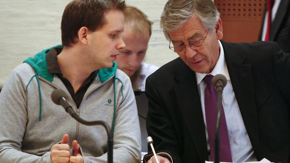 DISKUTERER HABILITETSSP�RSM�LET: Peter Sunde (til venstre) og advokat Peter Althin kan ha f�tt en gavepakke i hendene som f�lge av de nye avsl�rningene om dommeren i saken. FOTO: SCANPIX/REUTERS