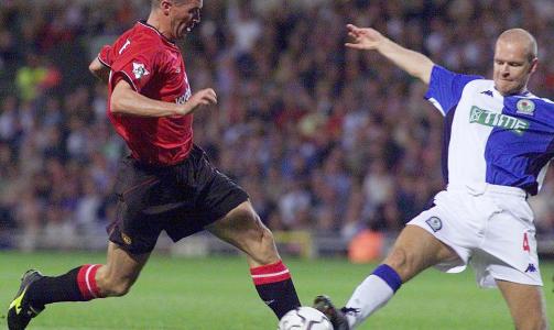MED OG MOT: Henning Berg har spilt b�de med og mot Roy Keane. Her m�tes de i 2001 da Berg var tilbake i Blackburn etter oppholdet i Manchester United. Foto: Ian Hodgson, Reuters/Scanpix