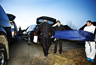 FUNKSJONSHEMMED: 36-�ringen har i lang tid bodd sammen med sin funksjonshemmede mor. Da hun havnet i gjeldskrise tok han over huset i 2002. Men s� gikk ogs� hans �konomi over styr. Foto: Thomas Rasmus Skaug / Dagbladet