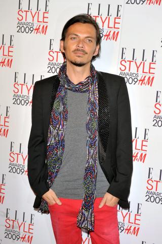epa01630329 British designer Matthew Williamson arrives at the Elle Style Awards in North London's Big Sky venue on 09 February 2009. The Awards are sponsored by Elle magazine and are one of Europe's largest and most prestigious fashion awards of their kind.  EPA/DANIEL DEME
