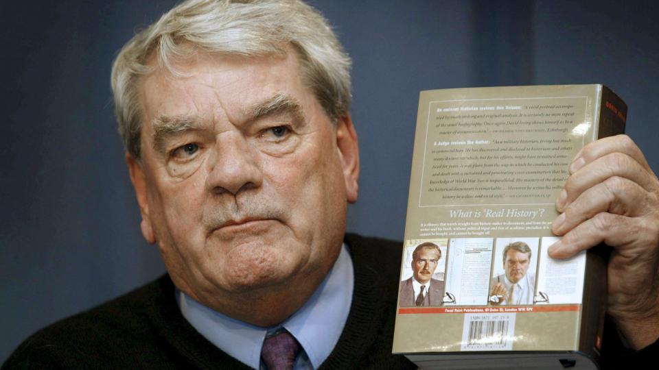 KOMMER, KOMMER IKKE: David Irving har problemer med � finne et lokale til foredraget sitt p� Lillehammer. Her fra et m�te i Barcelona i fjor. Foto: SCANPIX /EPA/SUSI SAEZ