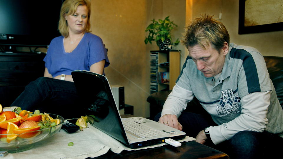 TRENGER HJELP: Spilleavhengige Terje Tonstad og kona Unni sto fram for � fortelle hvor vanskelig det er � f� hjelp for problemene. N� utvikles en ny behandling for nettspillavhengige. Foto: Jacques Hvistendahl