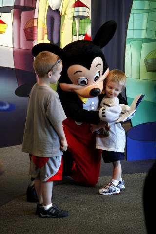 STJERNEM�TE: Og er du heldig, treffer du sjefen sj�l ogs� i Magic Kingdom.